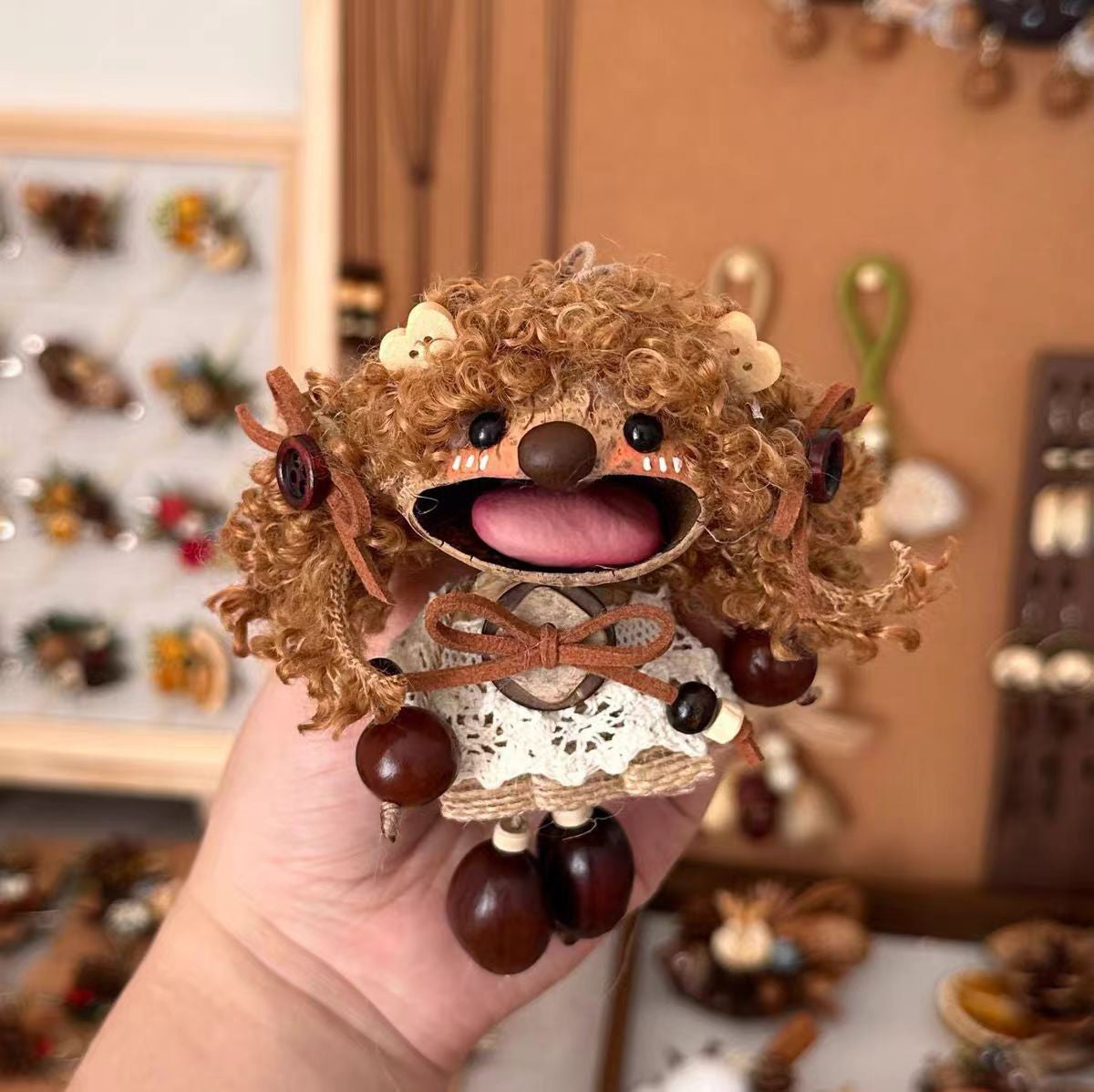 Velocitytoys™ - Funny Big-Mouth Nut Shell Doll-Caroline